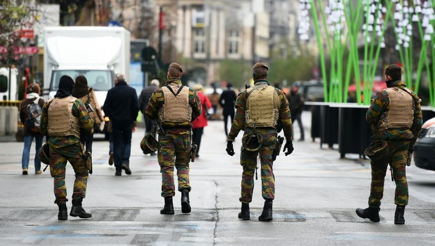 Des soldats patrouillent dans les rues de Bruxelles, en état d'alerte maximale, le 24 novembre 2015