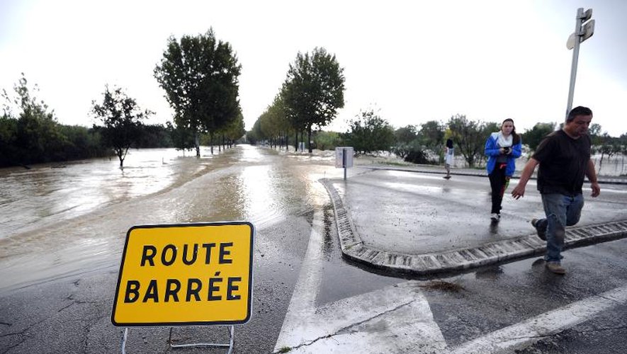 Route fermée en raison d'inondations le 10 octobre 2014 à Vergeze dans le Gard