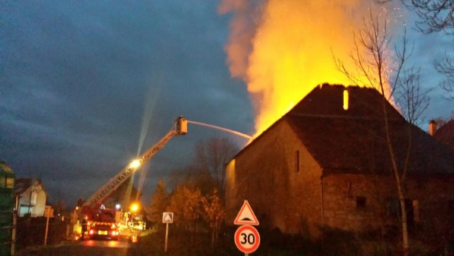 Un spectaculaire incendie hier dans le bourg de Sévérac-l'Eglise.