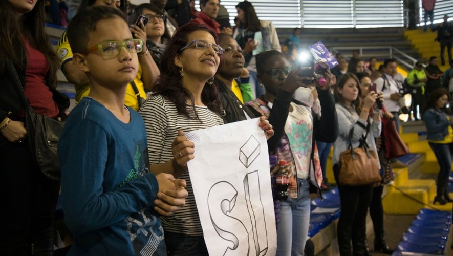 Des Colombiens partisans du président Santos appellent le 1er octobre 2016 lors d'un rassemblement à Bogota à voter oui au référendum