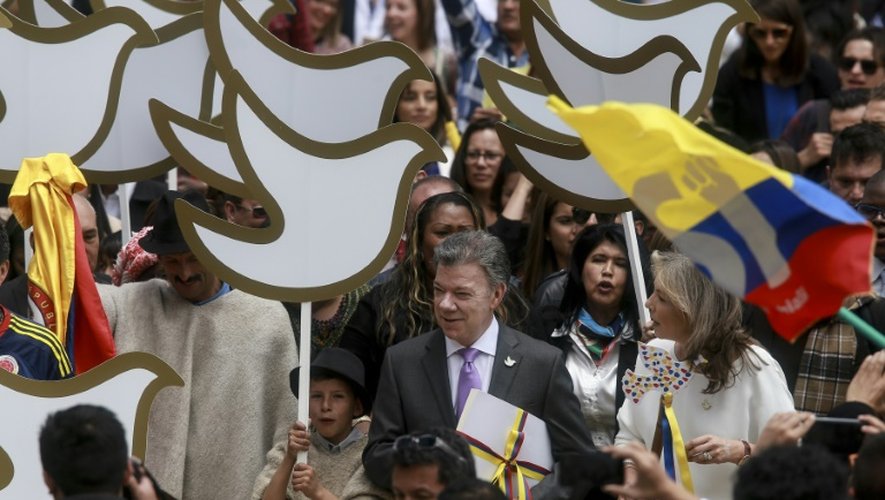 Le président colombien Juan Manuel Santos, le 25 septembre 2016 à Bogota se dirige vers l'Assemblée avec la copie de l'accord de paix historique conclu avec les Farc