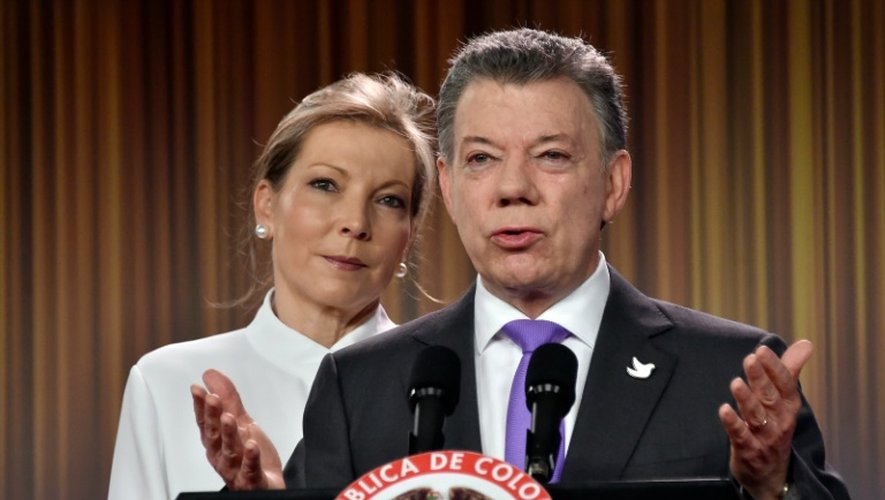 Le président colombien Juan Manuel Santos et son épouse Maria Clemencia Rodriguez, lors d'une déclaration après avoir remporté le prix Nobel de la Paix, le 7 octobre 2016 à Bogota