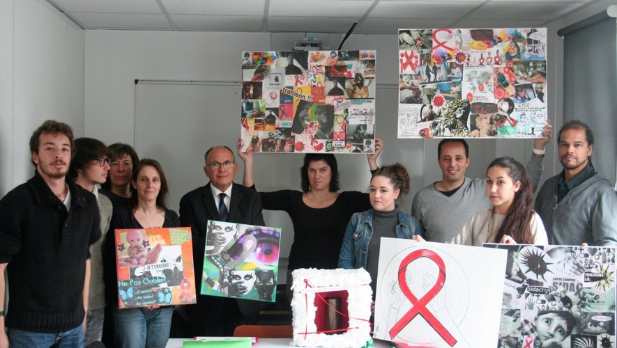 Les membres du Collectif sida Rodez mobilisés pour la journée du lundi 1er décembre.