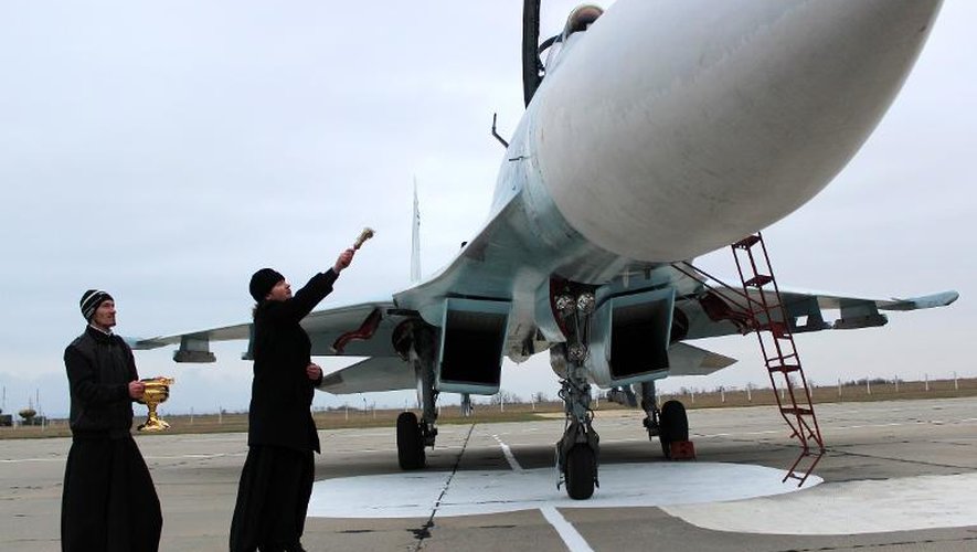 Un prêtre orthodoxe russe bénit un avion de combat près de Sébastopol en Crimée, le 26 novembre 2014