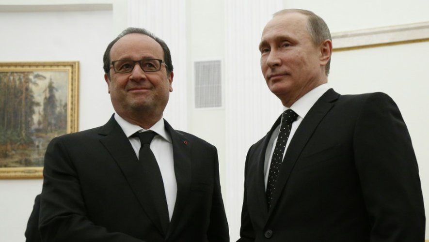 Poignée de mains entre le président français François Hollande (g) et son homologue russe Vladimir Poutine à Moscou, le 26 novembre 2015