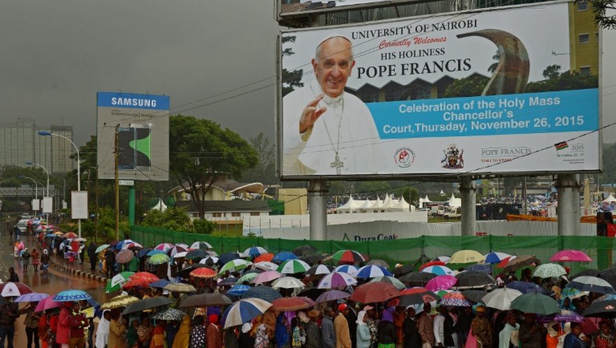 Des foules attendent dans la pluie pour accéder au lieu où le pape François célèbrera une messe le 26 novembre 2015