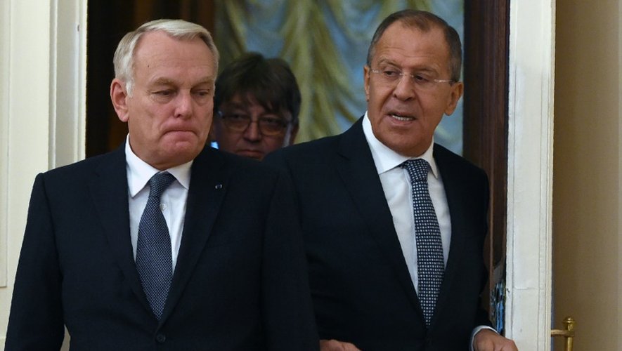 Le ministre français des affaires étrangères, Jean-Marc Ayrault (G), qui a rencontré son homologue russe à Moscou, Sergei Lavrov (D) a dénoncé aux côtés de l'administration américaine des "crimes de guerre" commis par la Russie à Alep