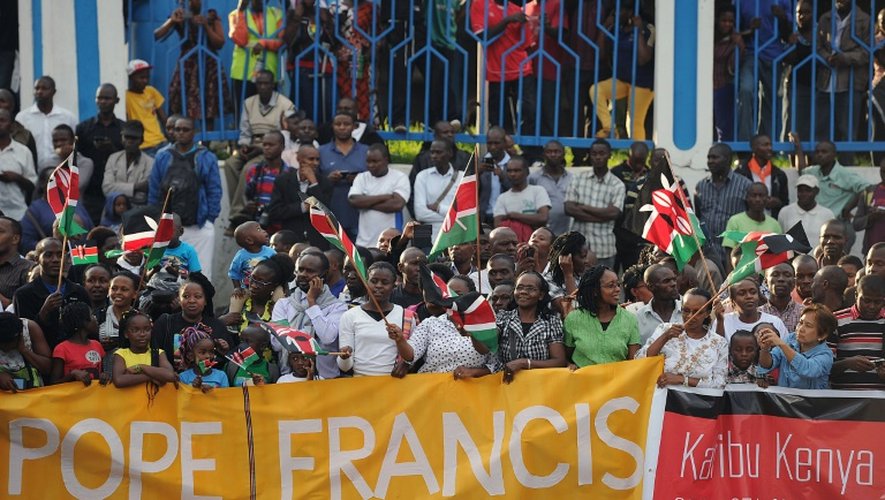 Des gens attendent le pape avec des banderoles de bienvenue à Nairobi le 25 novembre 2015