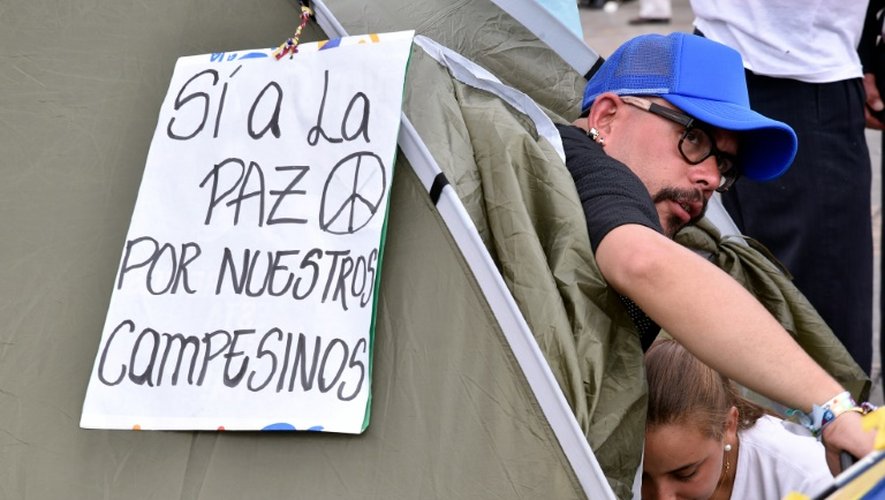 "Oui à la paix pour nos paysans" peut-on lire sur la tente d'un manifestant place Bolivar à Bogota, le 6 octobre 2016