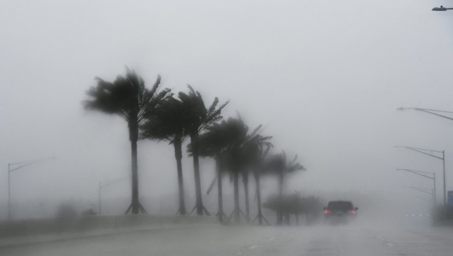 Une route de Jacksonville en Floride balayée par des vents et des pluies avant l'arrivée de l'ouragan Matthew, le 6 octobre 2016