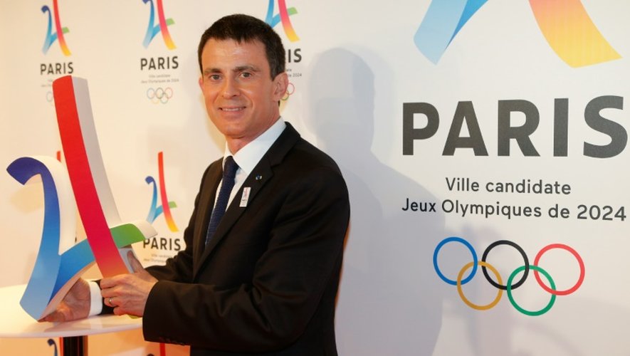 Manuel Valls défend la candidature de Paris pour les JO-2024, lors d'une campagne de sensibilisation, le 17 février 2016