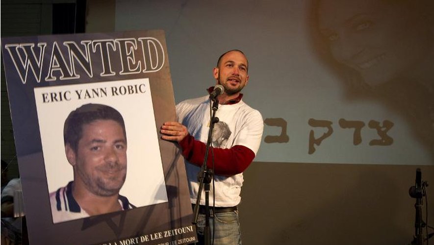 La photo d'Eric Robic sur une affiche présentée par Roy Peled, l'ami de Lee Zitouni, le 8 décembre 2011 à Tel Aviv