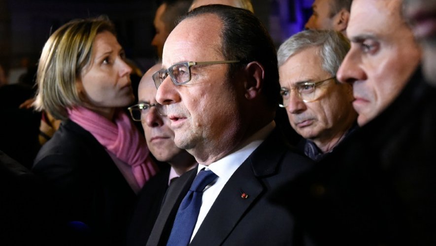 Le président François Hollande (c), accompagné du ministre de l'Intérieur Bernard Cazeneuve (g), et du Premier ministre Manuel Valls (d), s'exprime devant le Bataclan le 14 novembre 2015 au petit matin