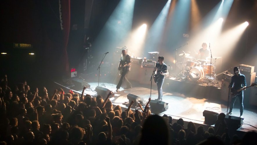 Le concert du groupe américain Eagles of Death Metal sur la scène du Bataclan, peu avant les attentats, le 13 novembre 2015 à Paris