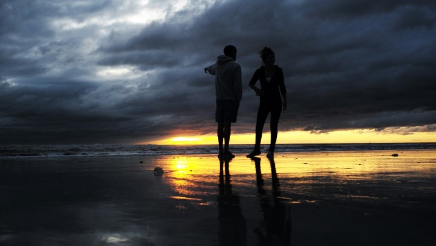 Un couple se promène à l'aube à Jacksonville Beach, e, Floride, après le passage de l'ouragan Matthew, le 8 octobre 2016