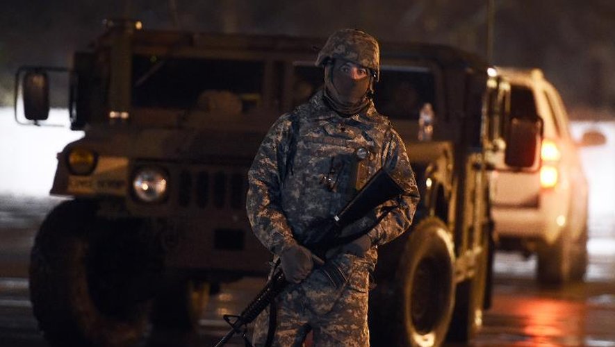 Des militaires de la Garde nationale près du commissariat de police de Ferguson, le 26 novembre 2014 dans le Missouri