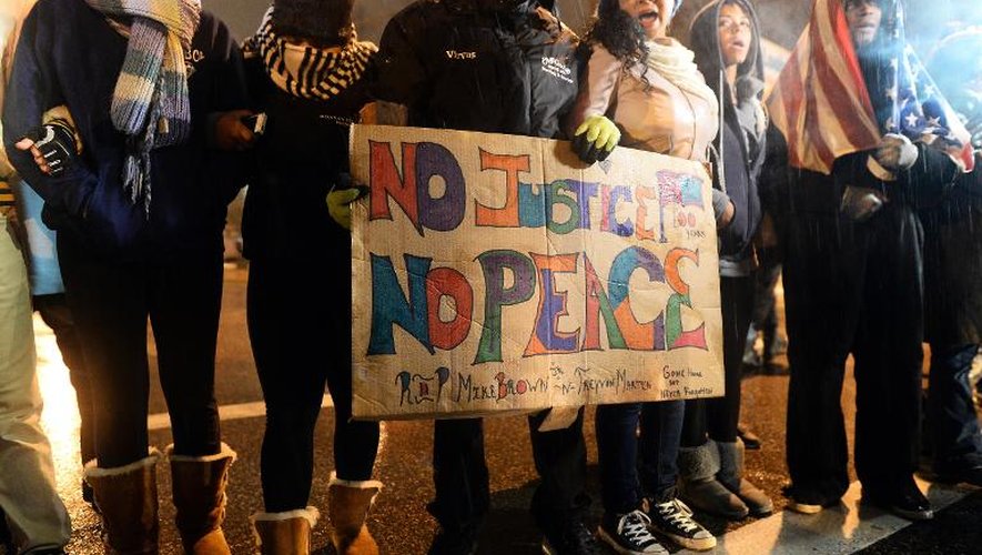 Des manifestants dans une rue de Ferguson, le 26 novembre 2014 dans le Missouri
