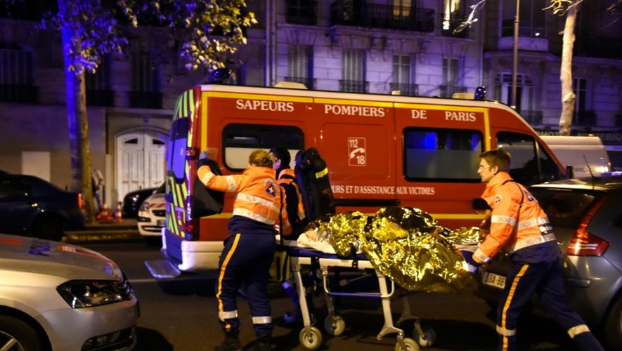 Un blessé est évacué du Bataclan par les pompiers dans la nuit du 13 au 14 novembre 2015 à Paris