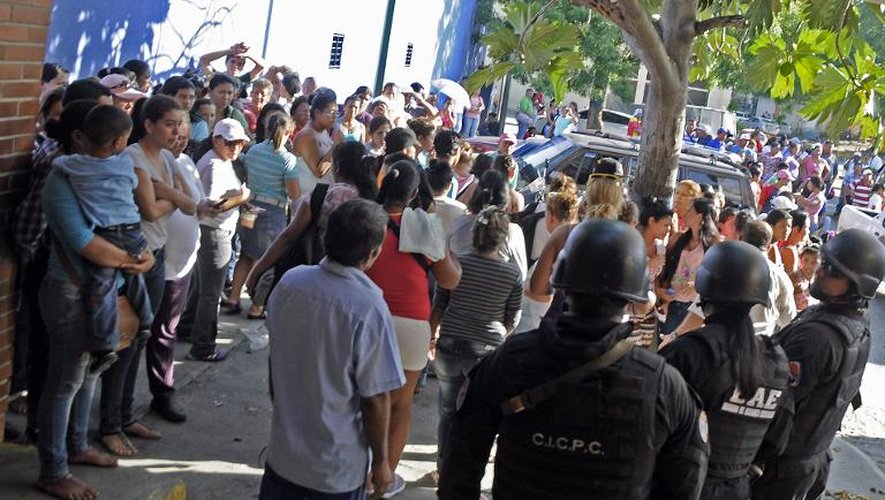 Les familles de détenus, rassemblées devant la prison, le 26 novembre 2014 à Caracas