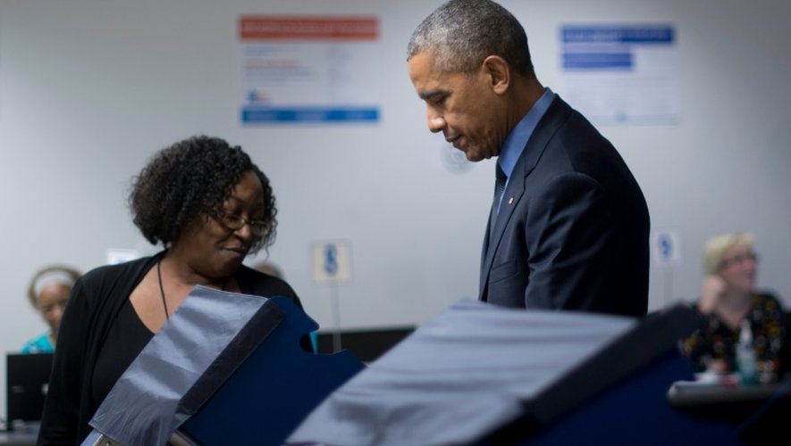 Le président américain Barack Obama vote de façon anticipée pour l'élection visant à désigner son successeur à la Maison Blanche, le 7 octobre 2016 à Chicago