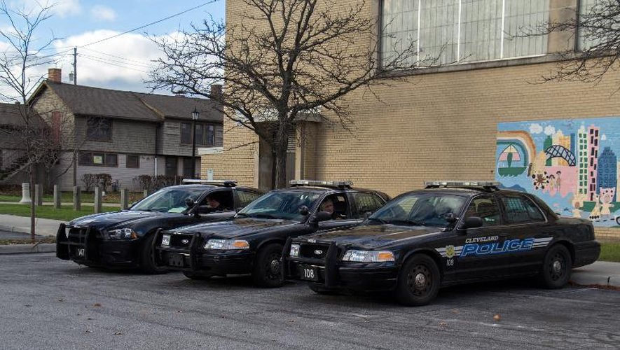 Des voitures de la police près de l'aire de jeux Cudell, le 24 novembre 2014 à Cleveland, deux jours après la mort d'un garçon de 12 ans tué par un policier