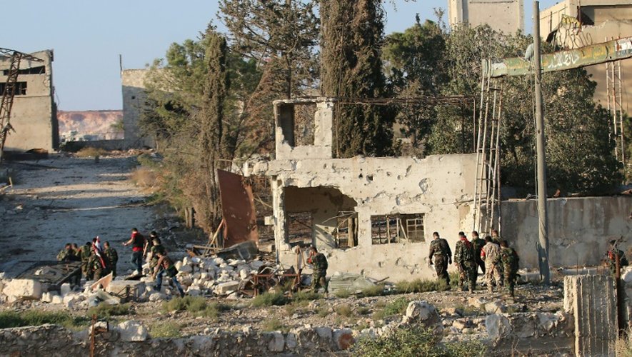 Patrouille de soldats du régime syrien, le 8 octobre 2016 à Alep