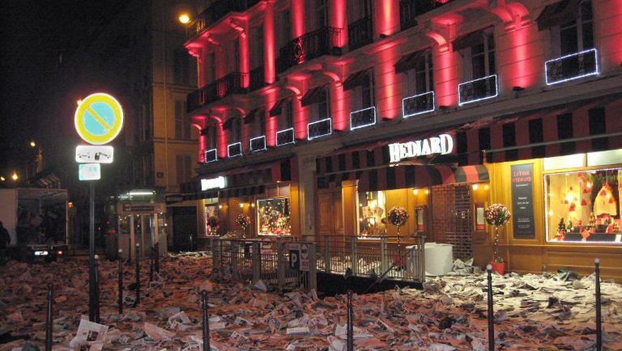 Des milliers d'exemplaires du quotidien "France Soir" dispersés devant le magasin Hediard le 2 décembre 2011 à Paris