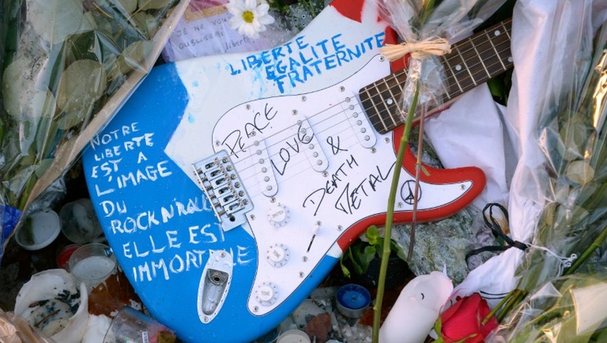 Photo prise le 26 novembre 2015 d'une guitare laissée au mémorial devant le Bataclan en souvenir des victimes de l'attaque dans cette salle de concert parisienne