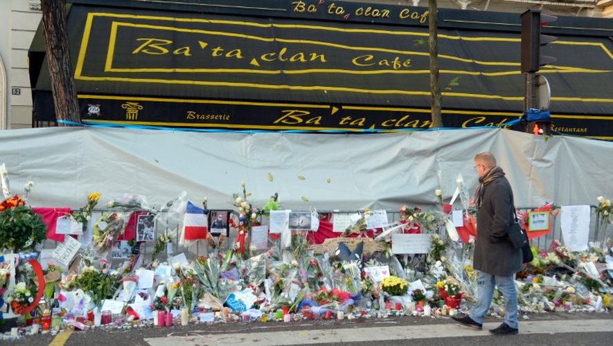 Photo prise le 26 novembre des fleurs, bougies, messages déposés devant le Bataclan à Paris en hommage aux victimes des attentats
