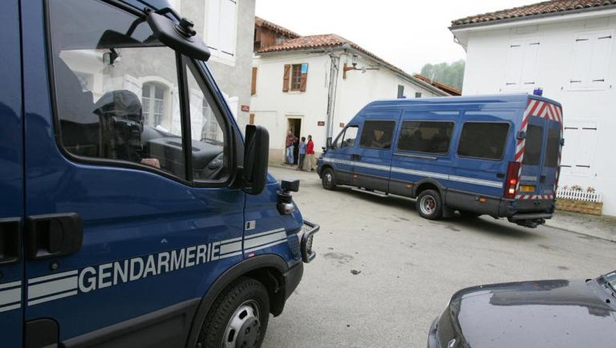 Des gendarmes en opération dans un village français