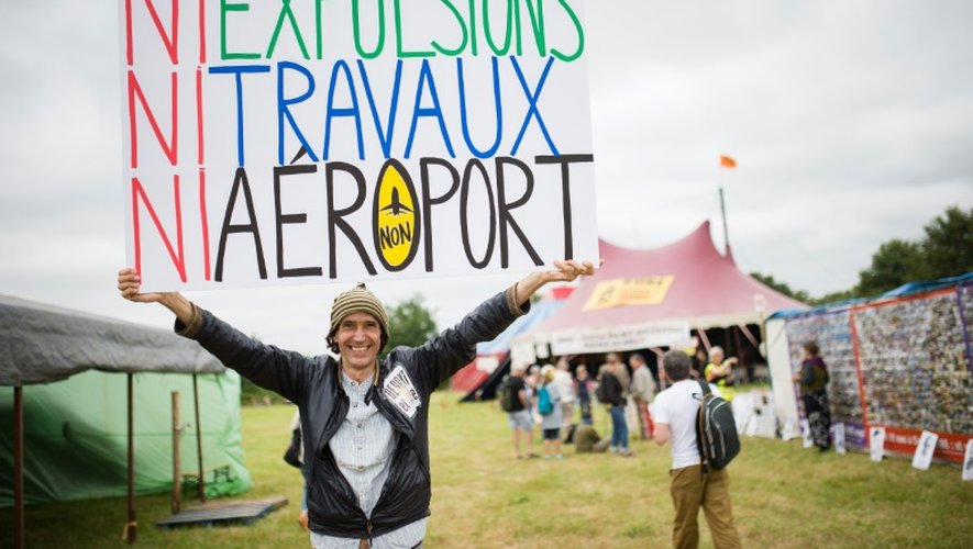 Un opposant à l'aéroport de Notre-Dame-des-Landes, le 9 juillet 2016, tient une pancarte