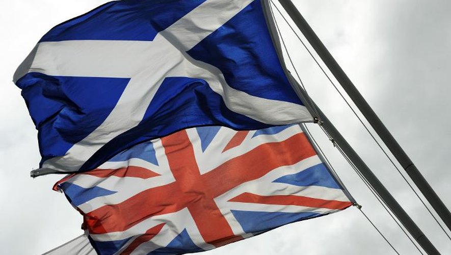 Le drapeau écossais flotte aux côtés de l'Union Jack