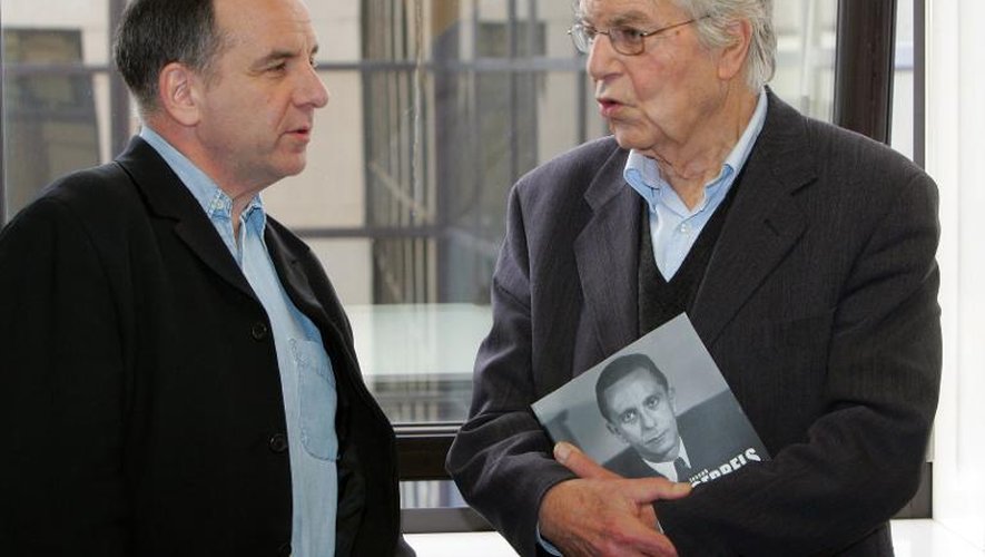 L'historien Denis Peschanski (g), aux côté de son confrère Pierre Ayçoberry, à Paris le 25 novembre 2005