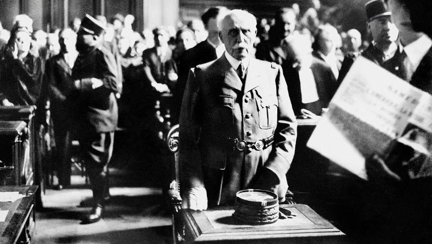 le Maréchal Philippe Pétain se tient devant la Haute Cour de justice de Paris lors de son procès pour intelligence avec l'ennemi à l'issue duquel il sera condamné à mort, le 15 août 1945, à l'âge de 89 ans.