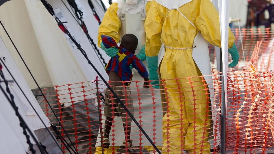 Des membres du personnel de la Croix Rouge française dans un centre de traitement du virus Ebola près de la ville guinéenne de Macenta le 21 novembre 2014