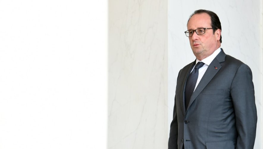 Le président François Hollande sort d'une réunion de cabinet, le 25 novembre 2015 à Paris