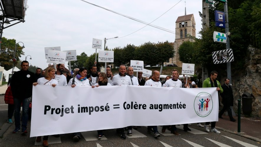 Manifestation contre un centre d'accueil pour migrants à Forges-les-Bains (Essonne) le 8 octobre 2016