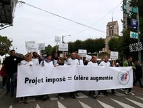 Manifestations apolitiques contre des centres pour migrants