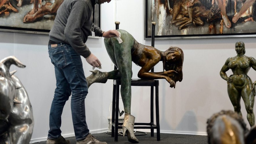 Nettoyage d'une sculpture de l'artiste français Christian Maas exposée à la foire d'art contemporain de Strasbourg, le 26 novembre 2015