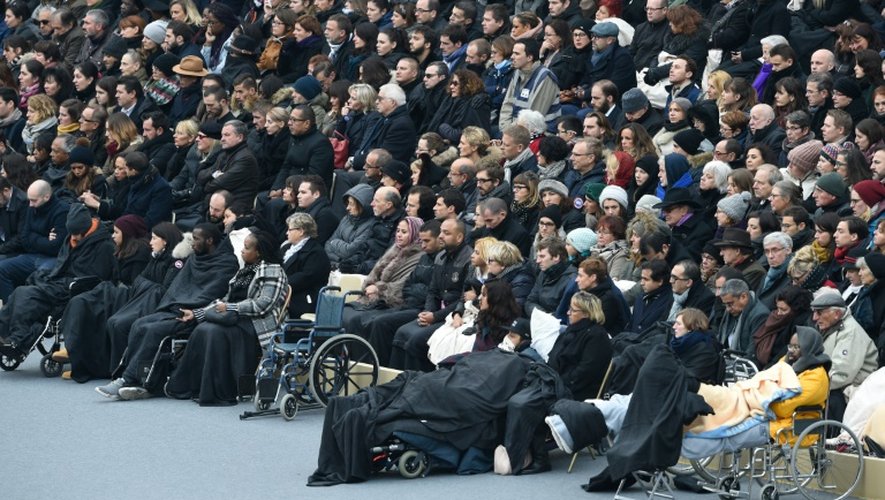 Familles et blessés lors de la cérémonie  d'hommage national aux victimes des attentats de Paris et Saint-Denis, dans la cour des Invalides le 27 novembre 2015 à Paris