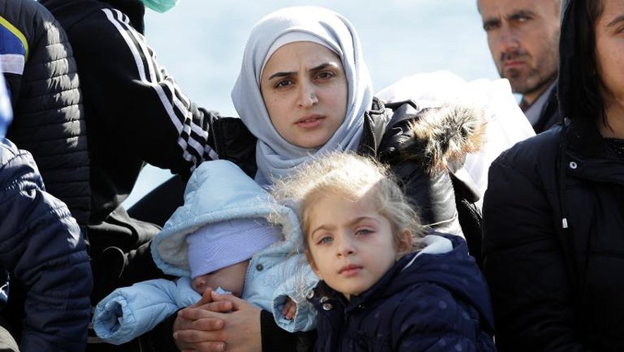 Une femme et ses deux enfants débarqués du cargo Baris à Ierapetra, en Grèce, le 27 novembre 2014