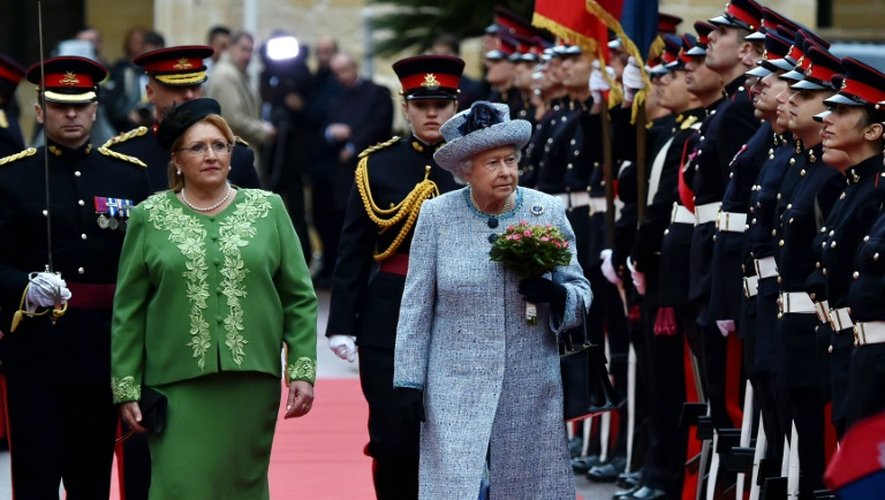 La reine d'Angleterre Elizabeth II et la présidente de Malte  Marie-Louise Coleiro Preca Muscat lors du passage en revue de la Garde d'Honneur le 26 novembre 2015 à  La Vallette