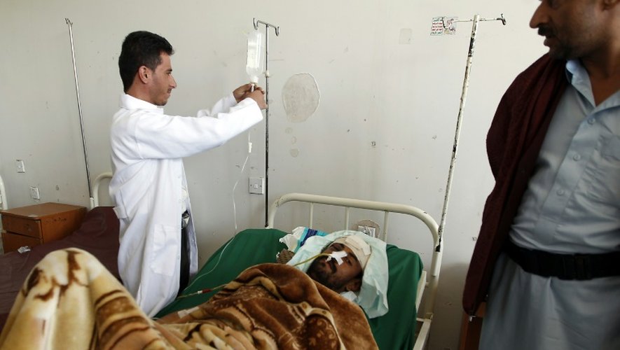 Un homme blessé sur un lit d'hôpital après un raid aérien mené sur Sanaa par la coalition arabe conduite par l'Arabie saoudite, le 9 octobre 2016