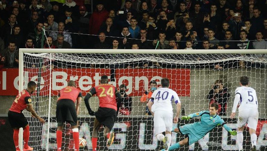 Le milieu de Guingamp Claudio Beauvue (g) réduit le score sur penalty face à la Fiorentina en Europa League, le 27 novembre 2014 au Roudourou