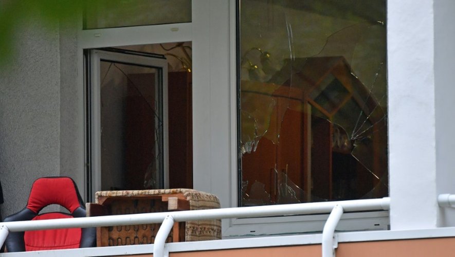 Une vitre brisée dans un appartement du quartier Yorckgebiet de Chemnitz dans l'est de l'Allemagne, où les forces de l'ordre ont perquisitionné le 9 octobre 2016