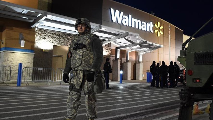 Des policiers et militaires de la Garde nationale devant un magasin Walmart à Ferguson, le 27 novembre 2014 dans le Missouri