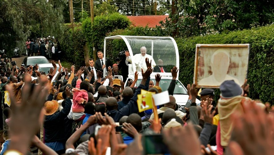 Des habitants du bidonville de Kangemi, à Nairobi, accueillent le pape François le 27 novembre 2015 au Kenya