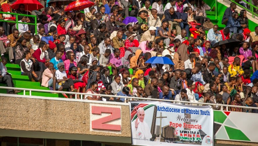 Des habitants du bidonville de Kangemi, à Nairobi, rassemblés au stade Kasarani pour écouter le pape François, le 27 novembre 2015 au Kenya
