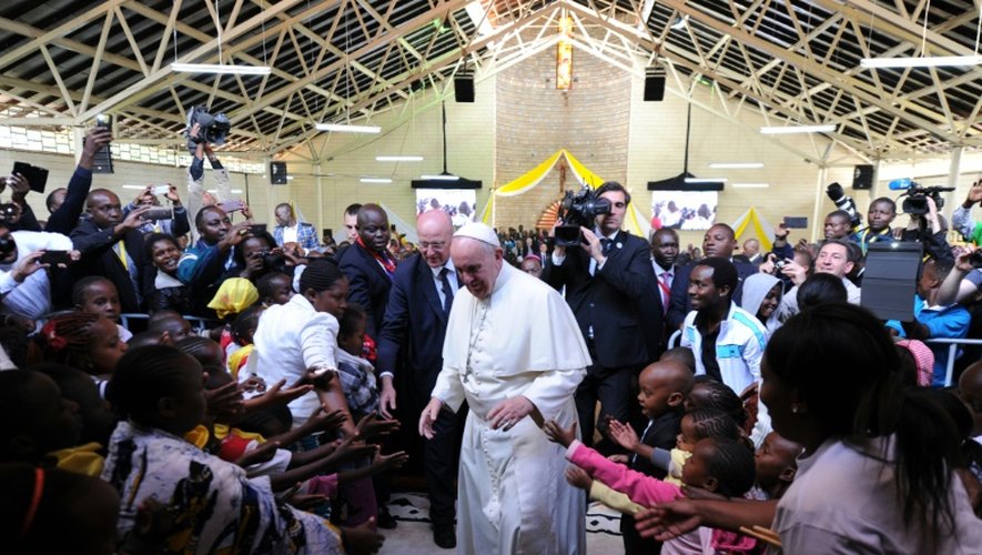 Le pape François arrive à l'église de Saint-Joseph Travailleur, dans le bidonville de Kangemi, le 27 novembre 2015 à Nairobi, au Kenya