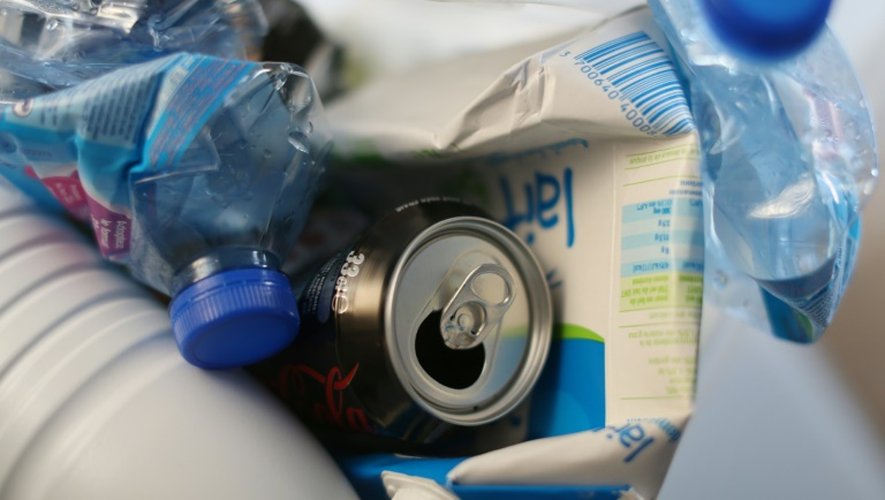 Canette, bouteilles d'eau et briques de lait dans une poubelle de tri sélectif avant leur recyclage